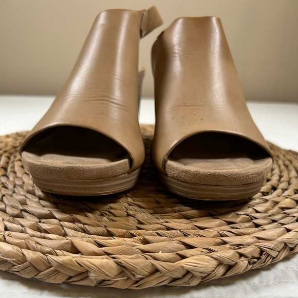 Pierre Dumas Tan Chunky Heel Slingback. Size 9. - Picture 2 of 8